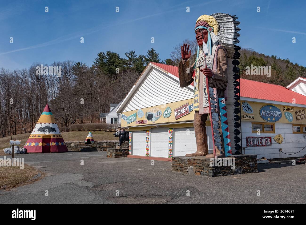 Il Big Indian Shop sul Mohawk Trail a Shelburne Falls, Massachusetts Foto Stock Il Big Indian Shop sul Mohawk Trail a Shelburne Falls, Massachusetts Foto Stock