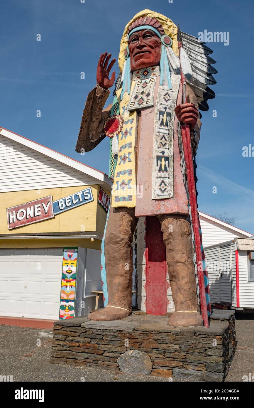 Il Big Indian Shop sul Mohawk Trail a Shelburne Falls, Massachusetts Foto Stock Il Big Indian Shop sul Mohawk Trail a Shelburne Falls, Massachusetts Foto Stock