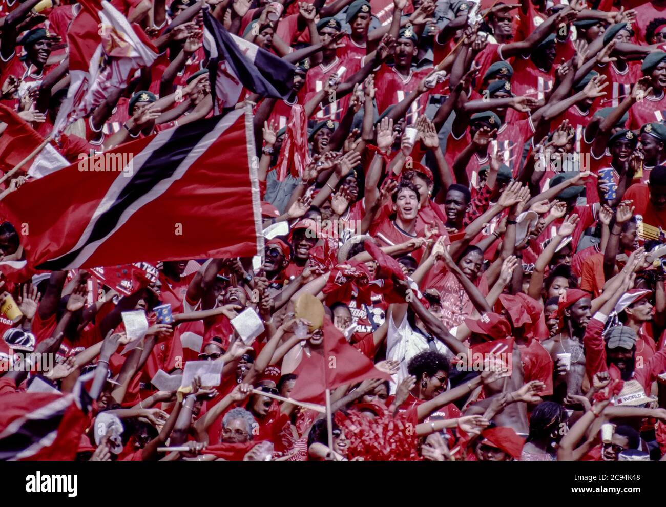 Folla felice ad una partita di calcio a Trinidad. Foto Stock