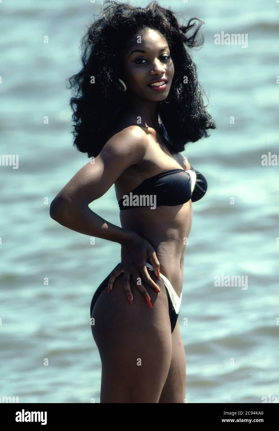 Giovane donna nera in bikini Foto stock - Alamy