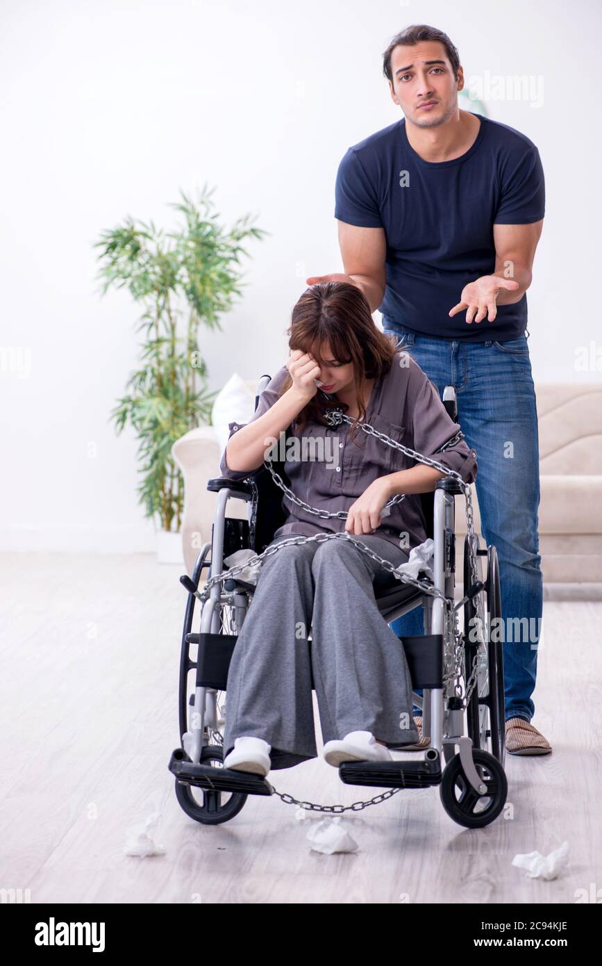 Moglie e marito disabili a casa Foto Stock