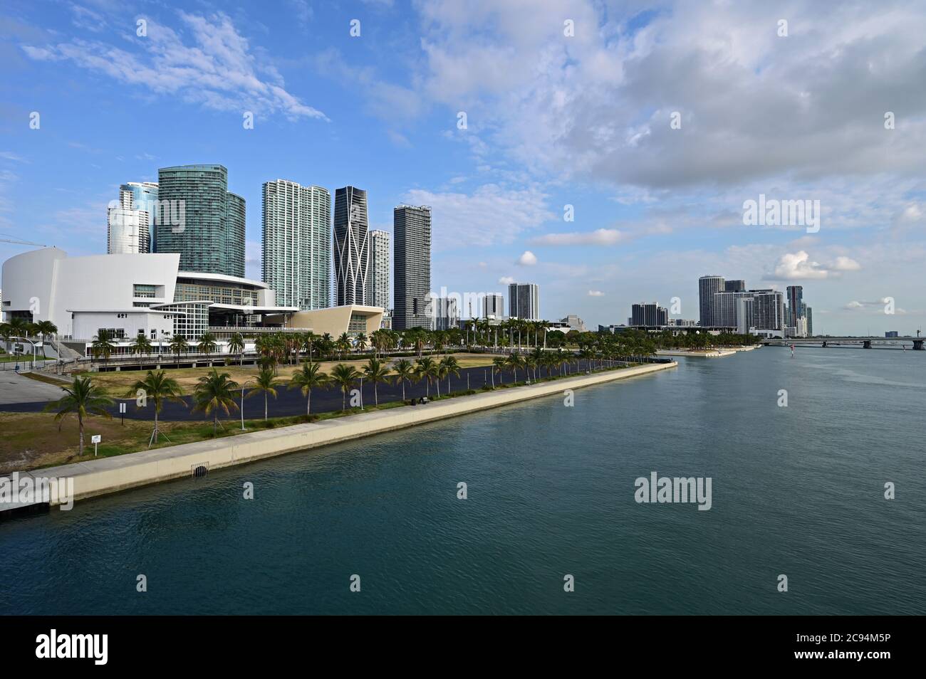 Miami, Florida - 5 aprile 2020 - Miami Arena e torri residenziali sul lungomare su Biscayne Boulevard. Foto Stock