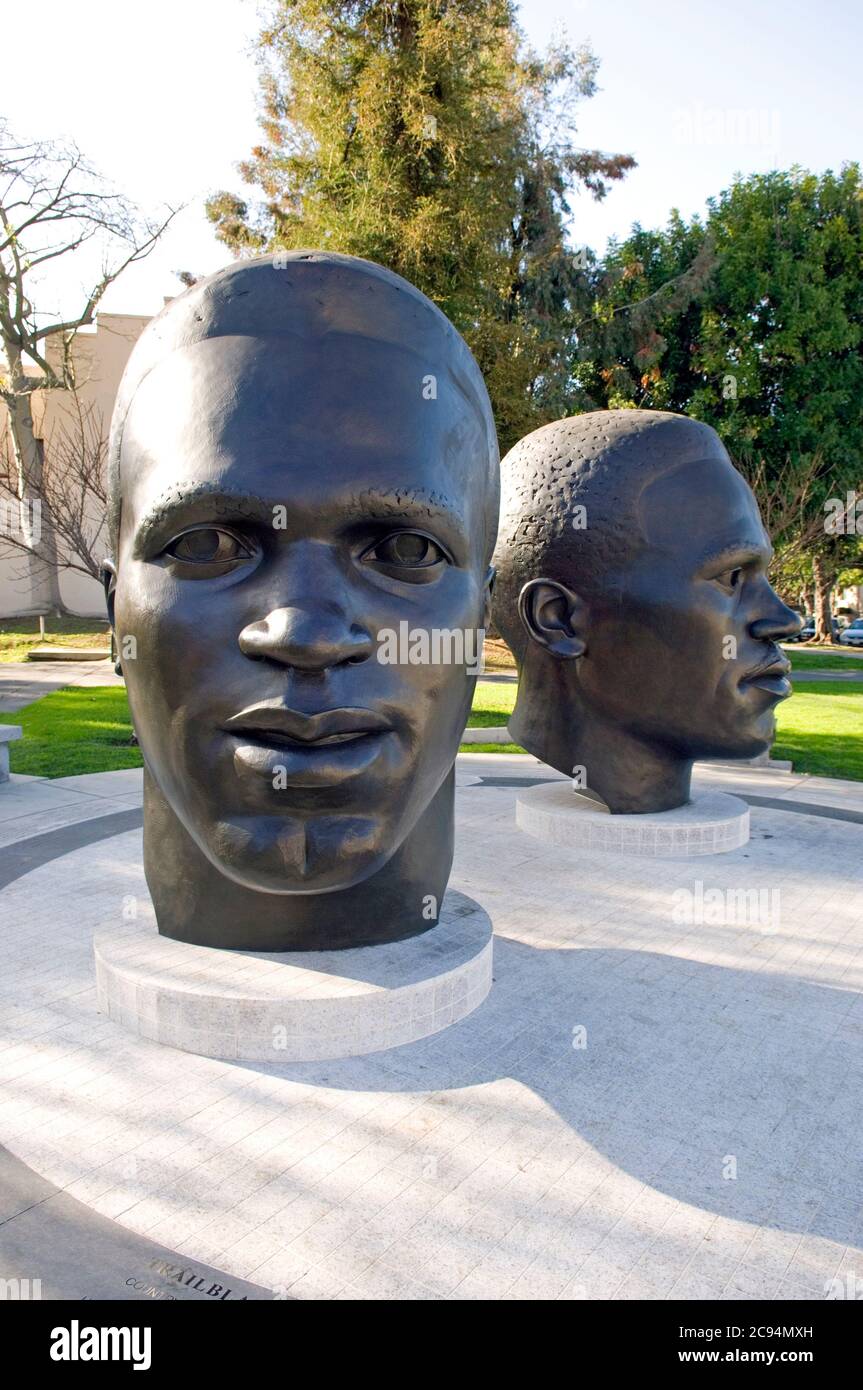 Statua di Jackie Robinson con il fratello Mack a Pasadena, California Foto Stock