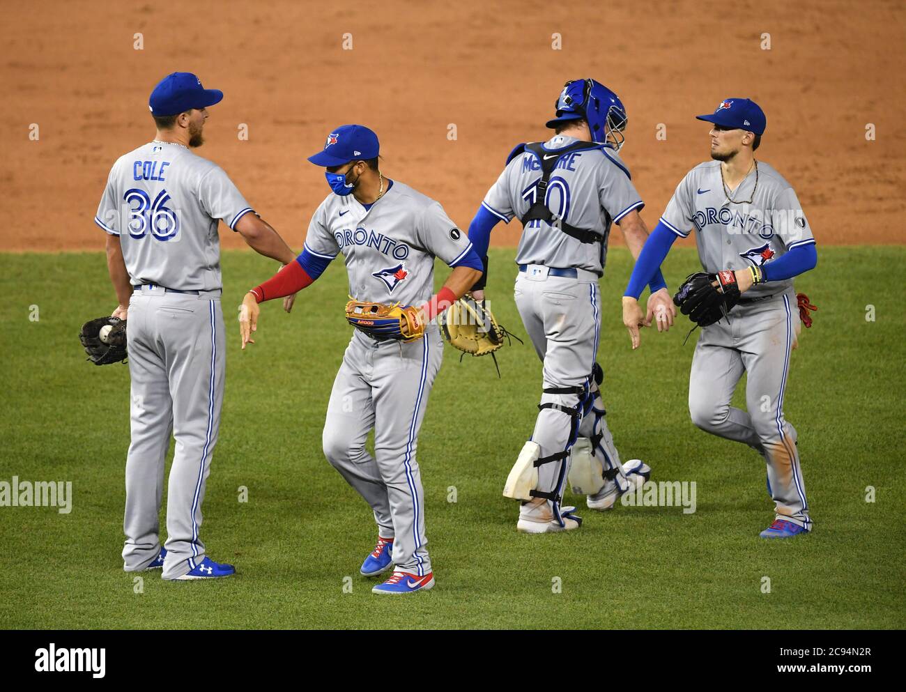 Washington, Stati Uniti. 28 luglio 2020. I membri del Toronto Blue Jays celebrano la loro vittoria del 5-1 sui Washington Nationals al Nationals Park martedì 28 luglio 2020 a Washington, DC. Foto di Kevin Dietsch/UPI Credit: UPI/Alamy Live News Foto Stock