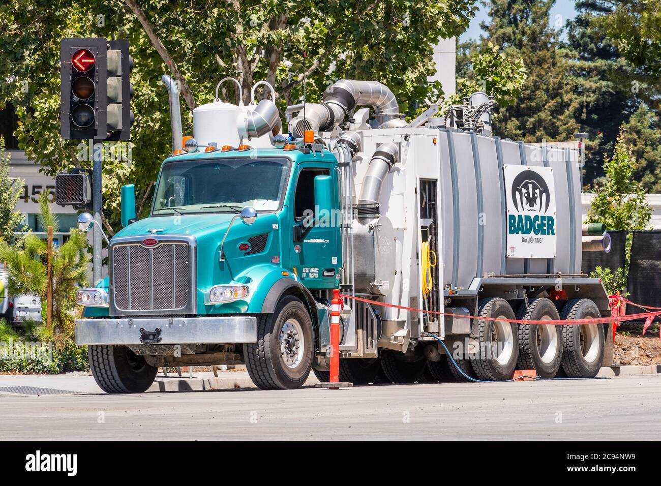 22 luglio 2020 Sunnyvale / CA / USA - Badger Daylighting veicolo in un cantiere. Badger Daylighting Ltd è un servizio ambientale canadese pubblico Foto Stock