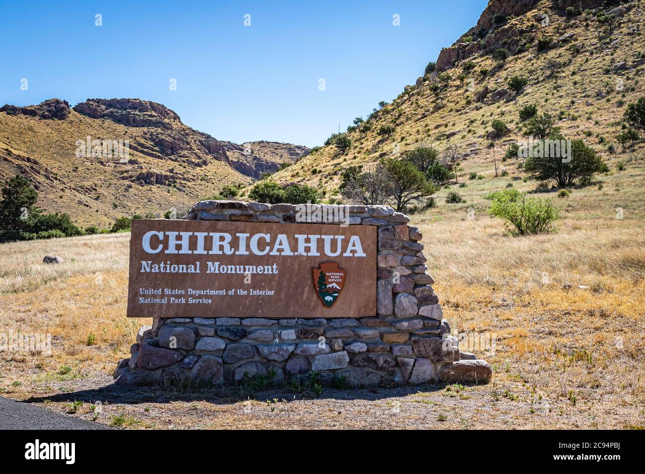 Cochise County, Arizona, USA - 6 marzo 2019: Una vista dettagliata del cartello d'ingresso per il monumento nazionale Chiricahua. Foto Stock