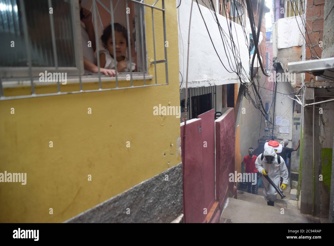 RIO DE JANEIRO, BRASILE, APRILE, 10,2020: I residenti della favela dona marta a rio de janeiro raccogliere il covid-19 con la propria pulizia Foto Stock