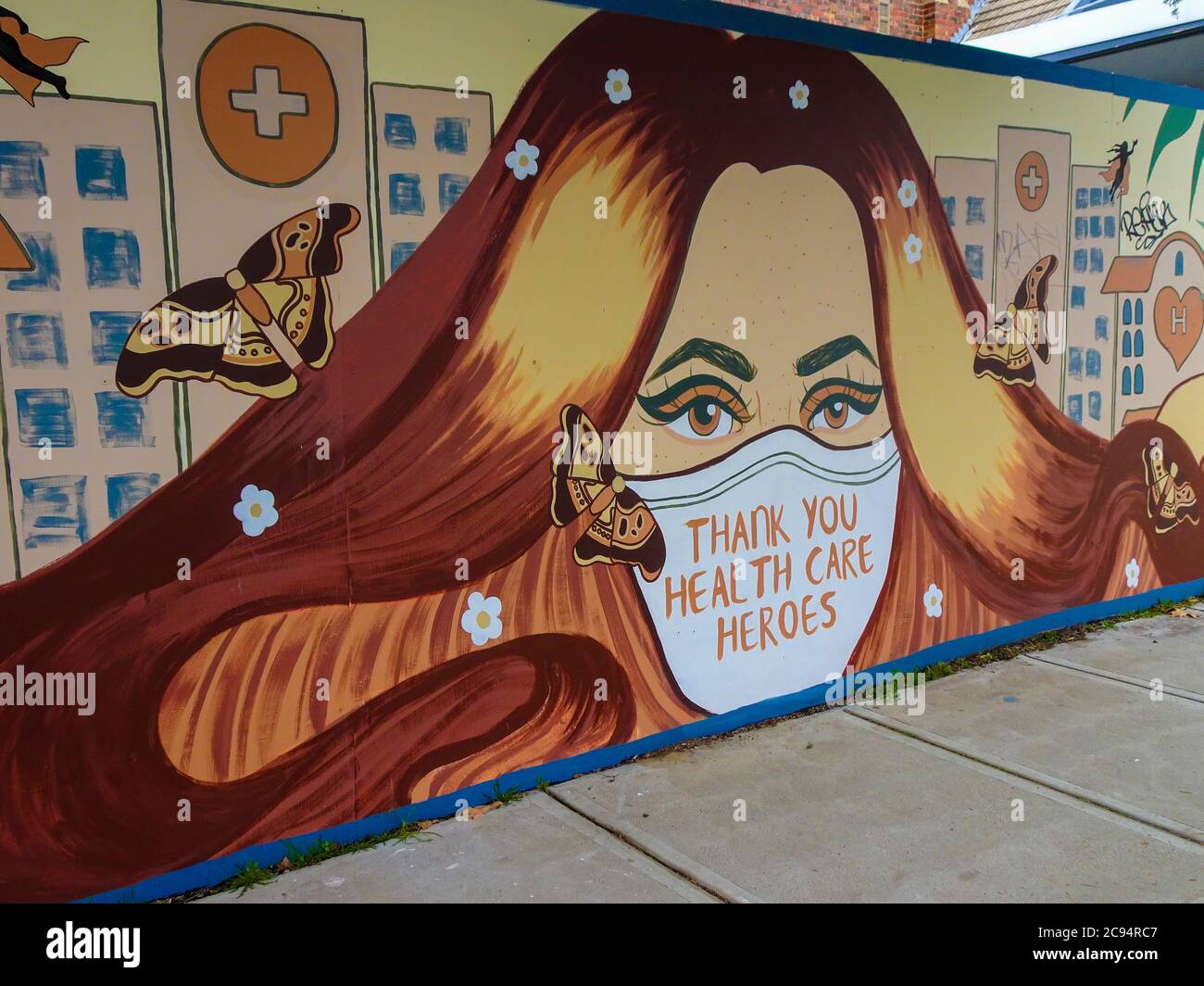 Murale degli "eroi della salute" in un sobborgo di Melbourne, Australia, capitale dello stato più colpito dall'epidemia Foto Stock