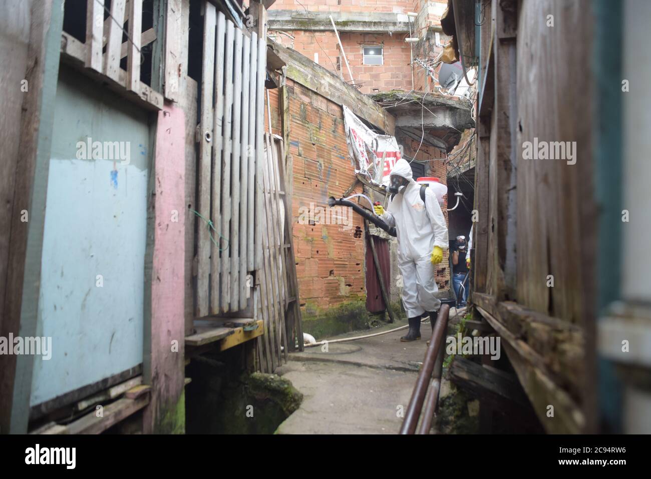 RIO DE JANEIRO, BRASILE, APRILE, 10,2020: I residenti della favela dona marta a rio de janeiro raccogliere il covid-19 con la propria pulizia Foto Stock