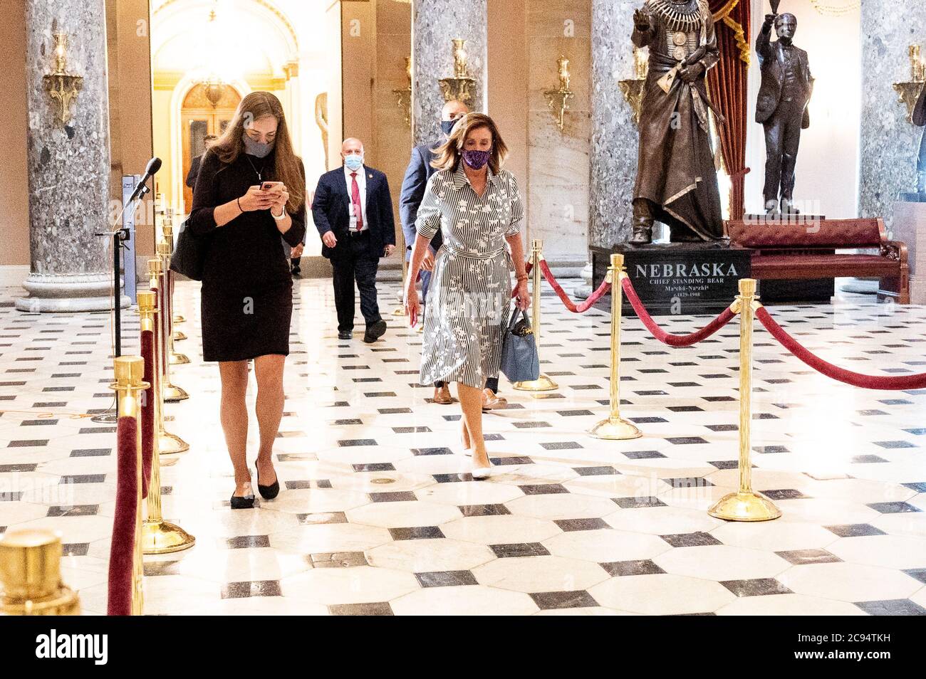 Washington, Stati Uniti. 28 luglio 2020. Il portavoce della Casa Nancy Pelosi (D-CA) attraversa la Sala della Statuary presso il Campidoglio degli Stati Uniti per incontrare il Segretario Steven Mnuchin e il Capo dello staff della Casa Bianca Mark Meadows per discutere il prossimo progetto di legge di soccorso di Coronavirus. Credit: SOPA Images Limited/Alamy Live News Foto Stock