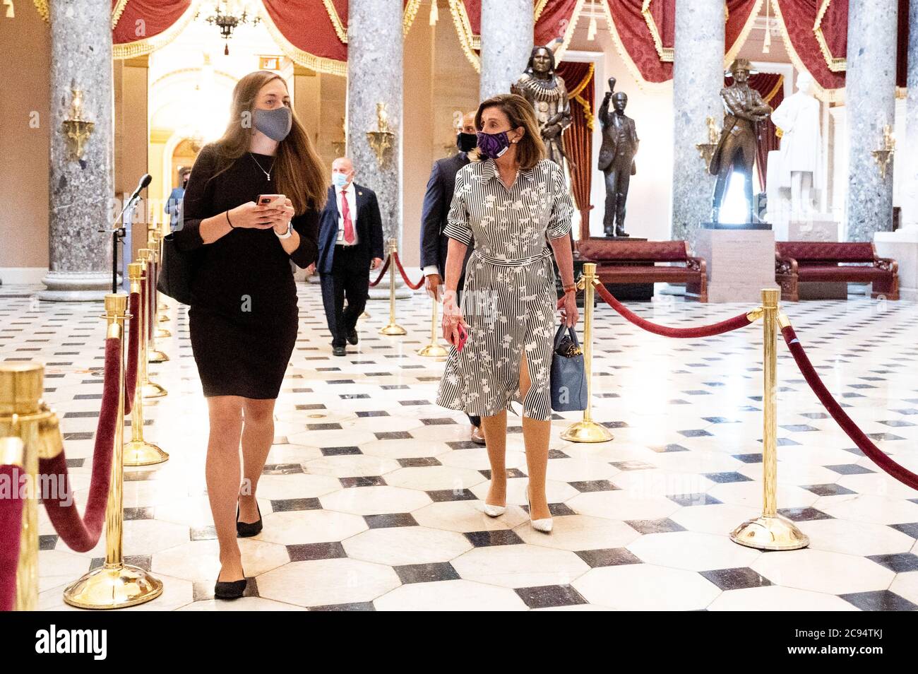 Washington, Stati Uniti. 28 luglio 2020. Il portavoce della Casa Nancy Pelosi (D-CA) attraversa la Sala della Statuary presso il Campidoglio degli Stati Uniti per incontrare il Segretario Steven Mnuchin e il Capo dello staff della Casa Bianca Mark Meadows per discutere il prossimo progetto di legge di soccorso di Coronavirus. Credit: SOPA Images Limited/Alamy Live News Foto Stock
