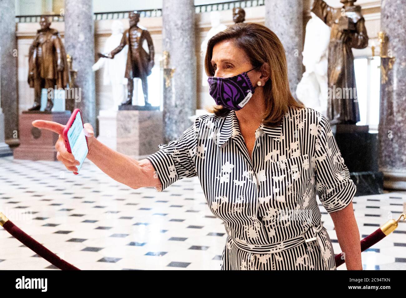 Washington, Stati Uniti. 28 luglio 2020. Il portavoce della Casa Nancy Pelosi (D-CA) attraversa la Sala della Statuary presso il Campidoglio degli Stati Uniti per incontrare il Segretario Steven Mnuchin e il Capo dello staff della Casa Bianca Mark Meadows per discutere il prossimo progetto di legge di soccorso di Coronavirus. Credit: SOPA Images Limited/Alamy Live News Foto Stock