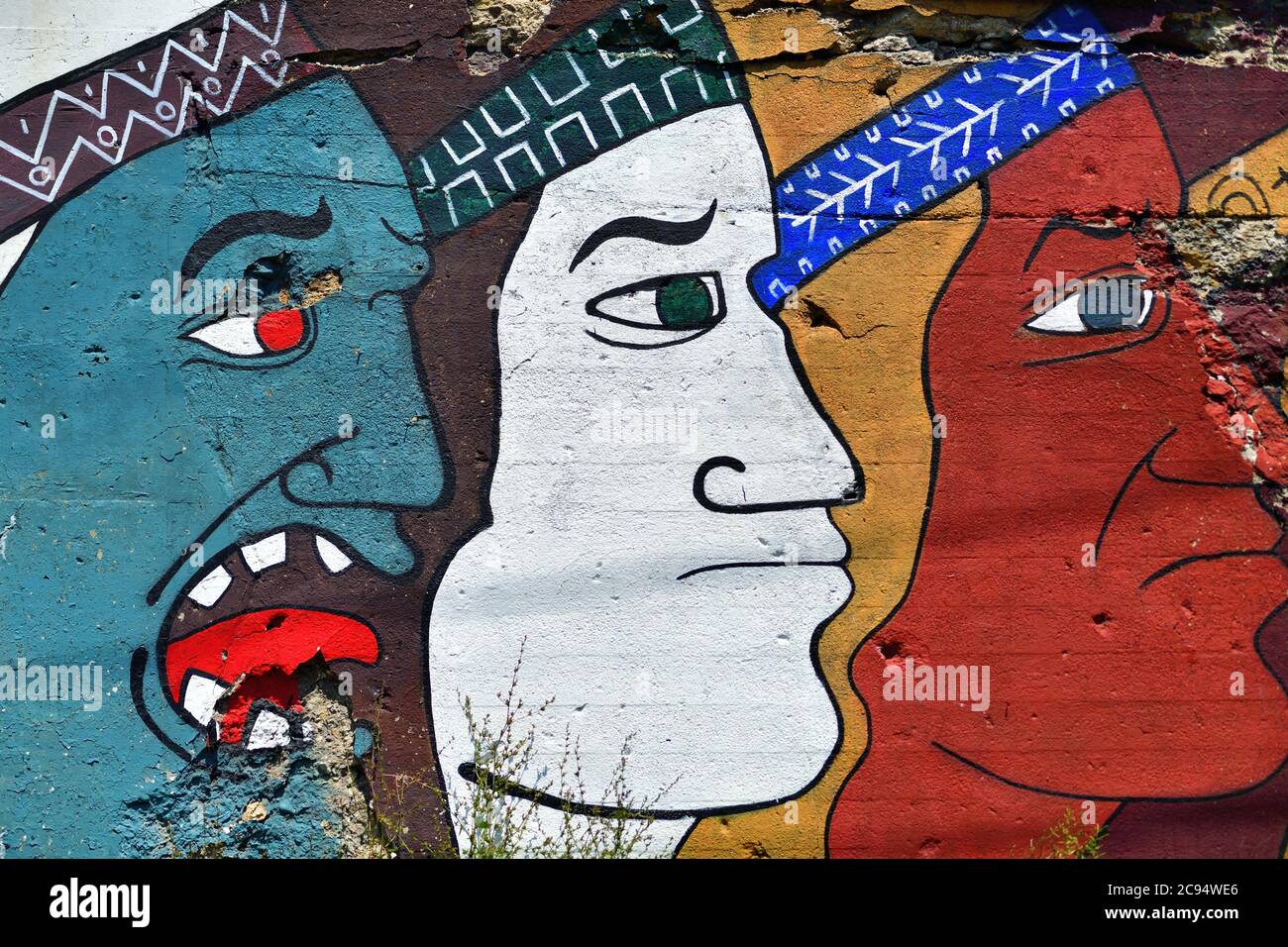 Chicago, Illinois, Stati Uniti. Grandi murales colorati dipinti lungo un argine ferroviario nel quartiere Pilsen, sul lato sud della città. Foto Stock