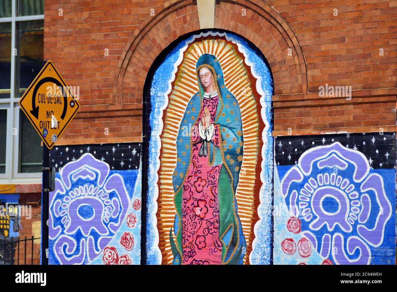 Chicago, Illinois, Stati Uniti. Murales colorati e arte di strada abbondano sulle pareti degli edifici nel quartiere Pilsen, sul lato sud di Chicago. Foto Stock