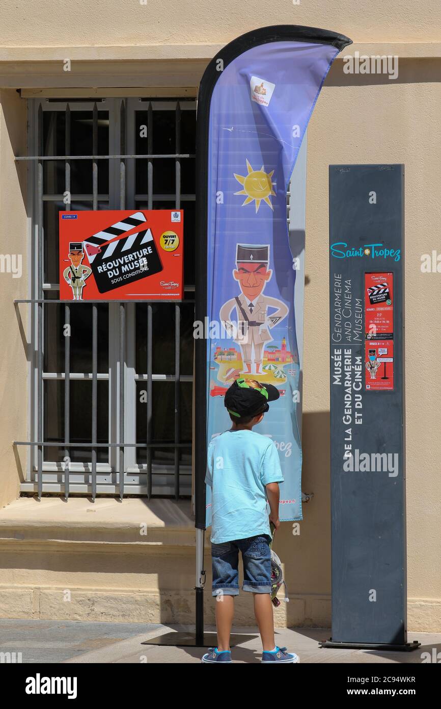 Prima di Gendarmerie - Louis de Funes foto venez masques - foto di strada - Port de Saint Tropez Francia - Sabato, 4 luglio 2020 Foto Stock