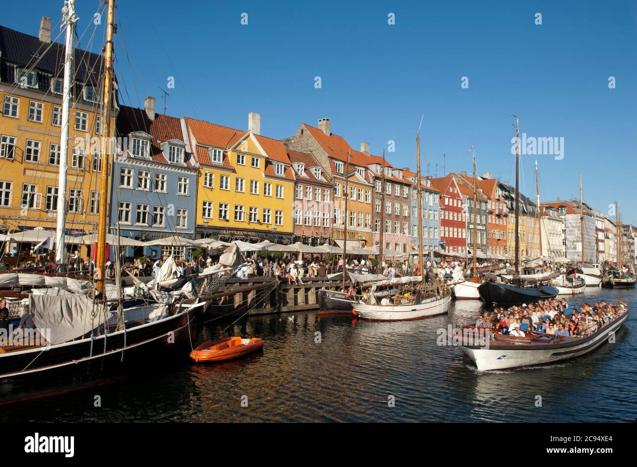 Turista godendo di un tour del Nyhavn in barca Copenhagen, Zelanda, Danimarca, Europa. Foto Stock