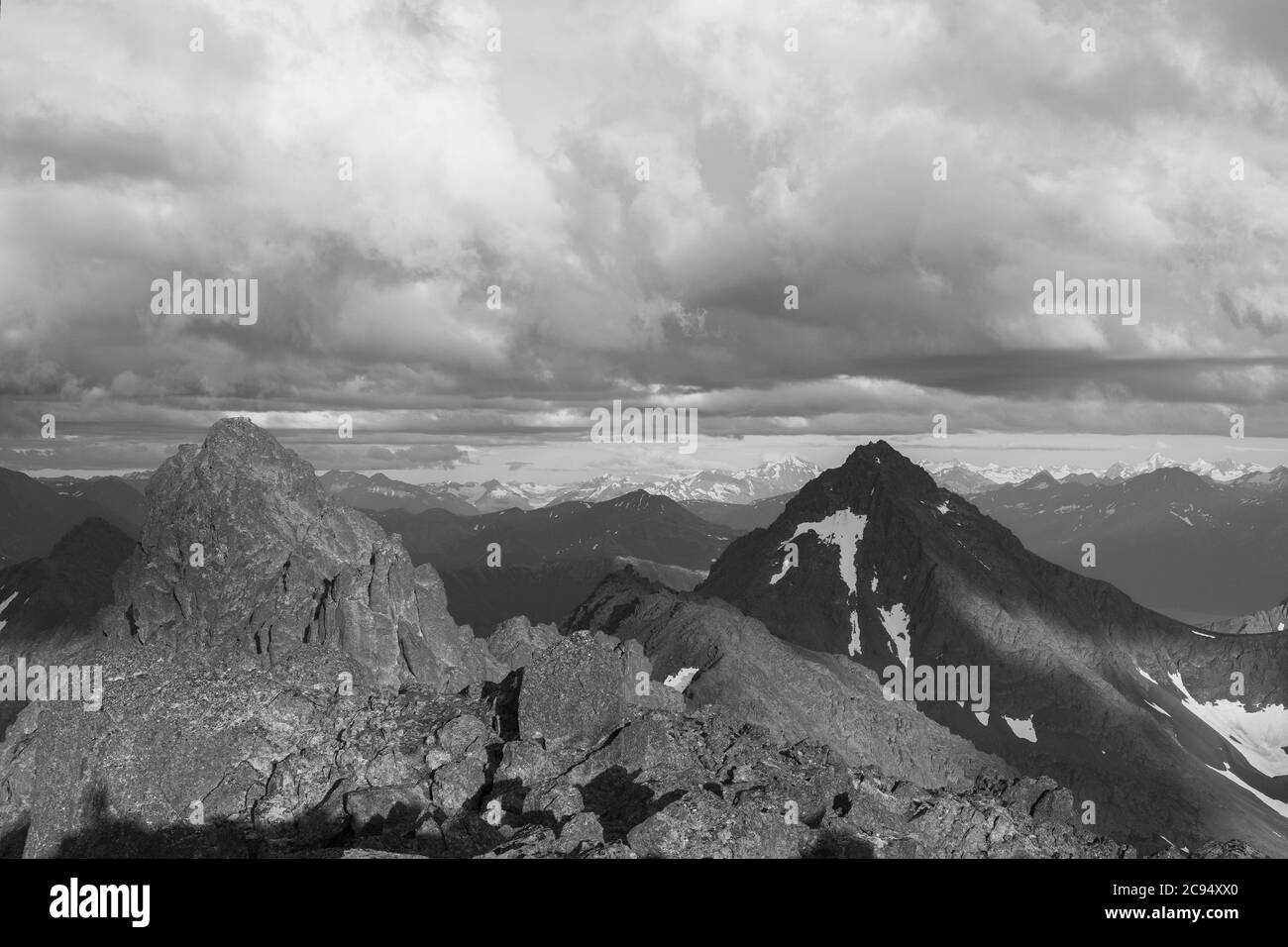 Nuvole pesanti sul North Suicide Peak e gran parte del Chugach state Park Foto Stock