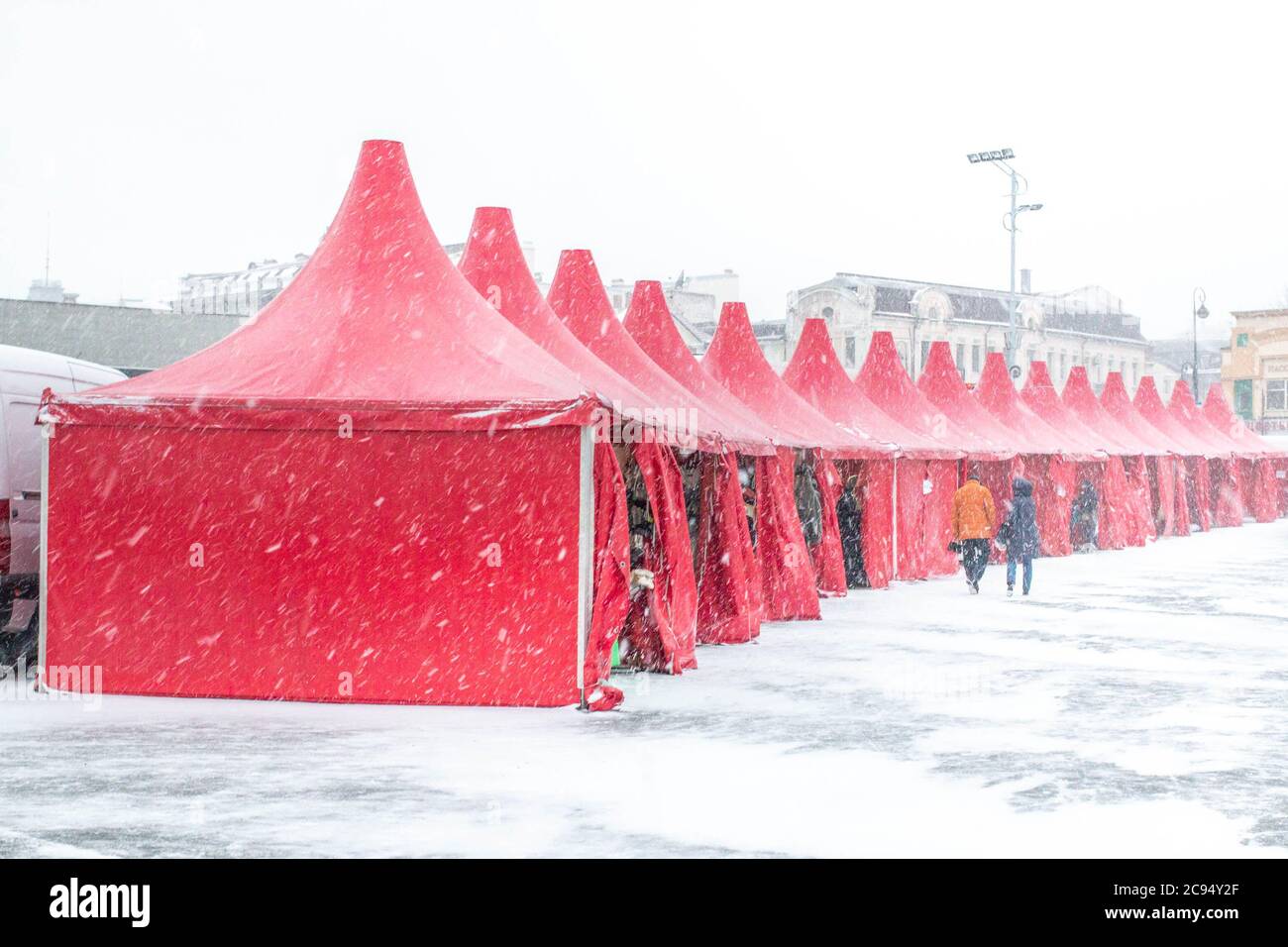 Tende di Natale alla fiera del centro durante una beatitudine Foto Stock