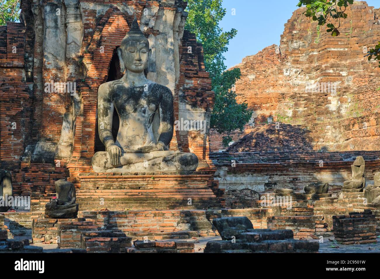 Una statua di Buddha a Wat Mahathat (Wat Maha That) nel parco storico di Ayutthaya, nell'ex capitale di Ayutthaya, Thailandia Foto Stock