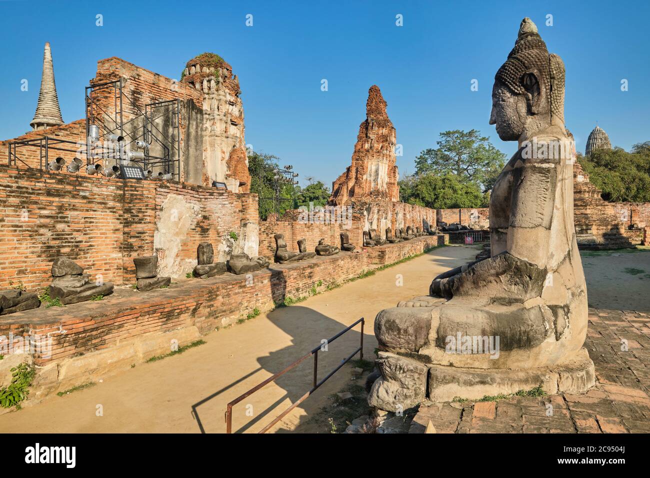 Una statua di Buddha a Wat Mahathat (Wat Maha That) nel parco storico di Ayutthaya, nell'ex capitale di Ayutthaya, Thailandia Foto Stock