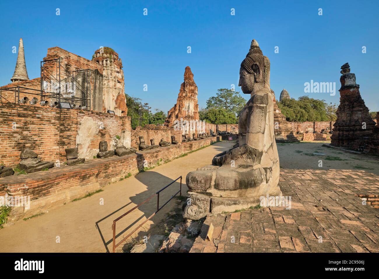 Una statua di Buddha a Wat Mahathat (Wat Maha That) nel parco storico di Ayutthaya, nell'ex capitale di Ayutthaya, Thailandia Foto Stock