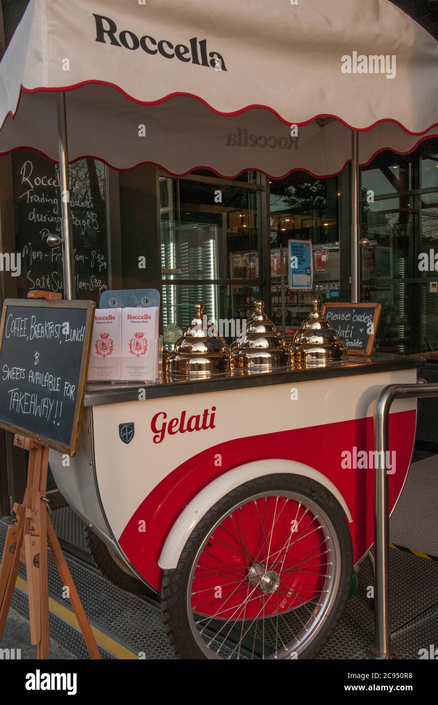 Il tram gelati parcheggiato in un caffè in Clarendon Street, EAS Melbourne, accanto ai Fitzroy Gardens, Victoria, Australia Foto Stock