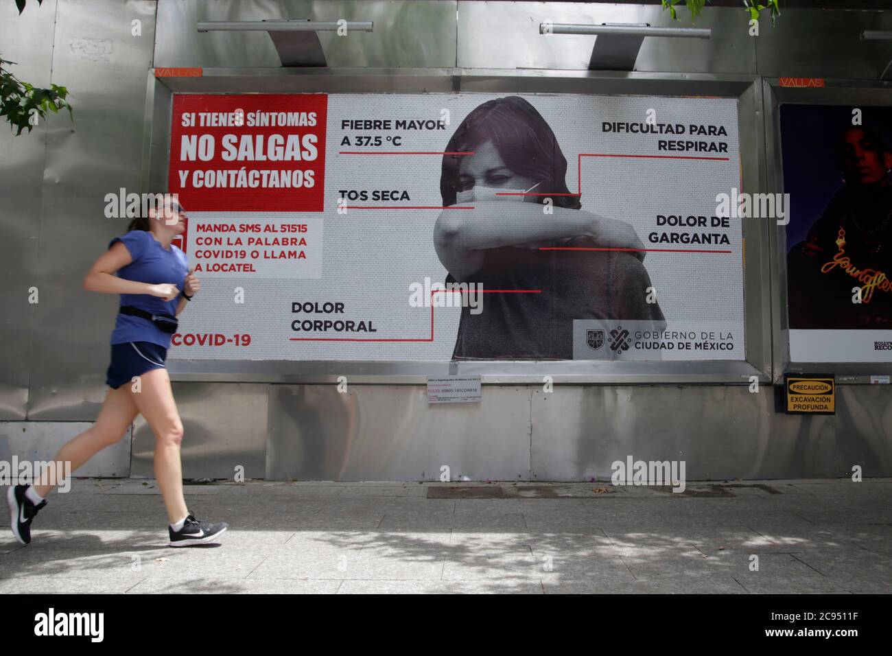 Città del Messico, Messico. 28 luglio 2020. CITTÀ DEL MESSICO, MESSICO - LUGLIO 28: Un uomo indossa una maschera mentre cammina davanti un poster di soggiorno a casa come tentativo di prevenire la diffusione della nuova pandemia di covid-19 il 28 luglio 2020 a Città del Messico, Messico Credit: The Photo Access/Alamy Live News Foto Stock