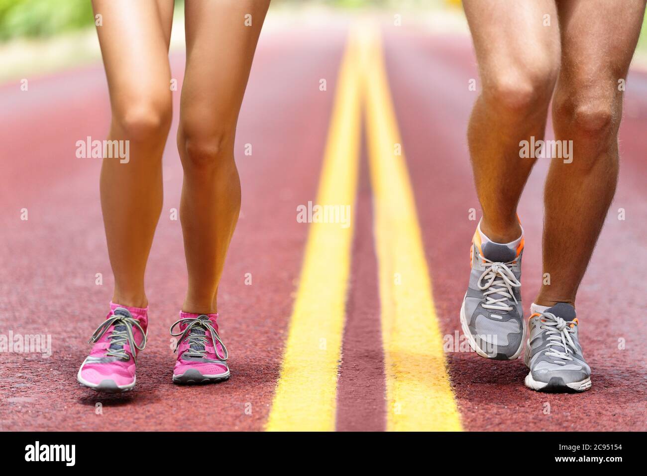 Atleti che corrono su strada Foto Stock