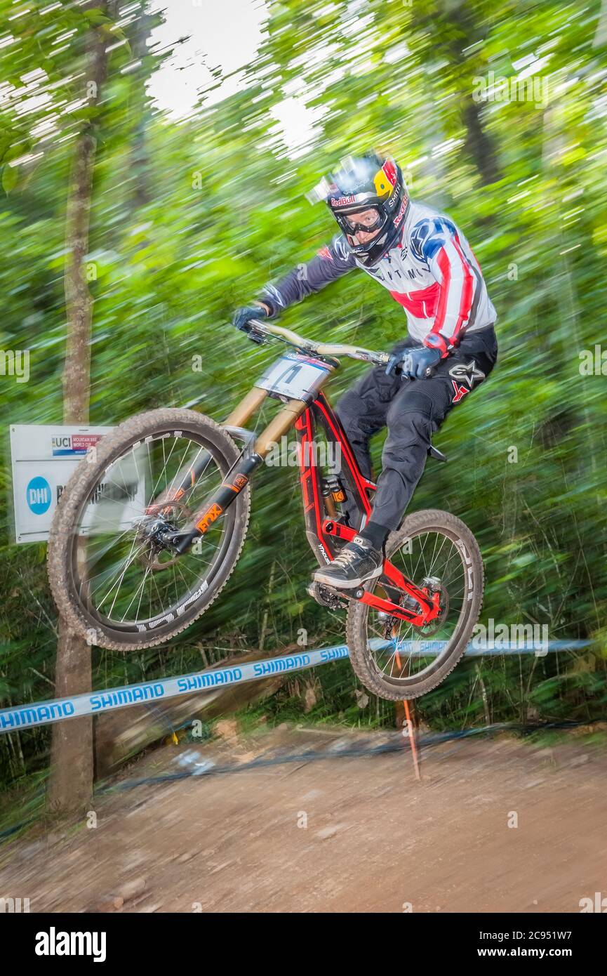 Aaron Gwin, campione del mondo in discesa numero 1 della Red Bull Racing ai Campionati mondiali di mountain bike UCI 2016 che si tengono a Cairns, Australia. Foto Stock