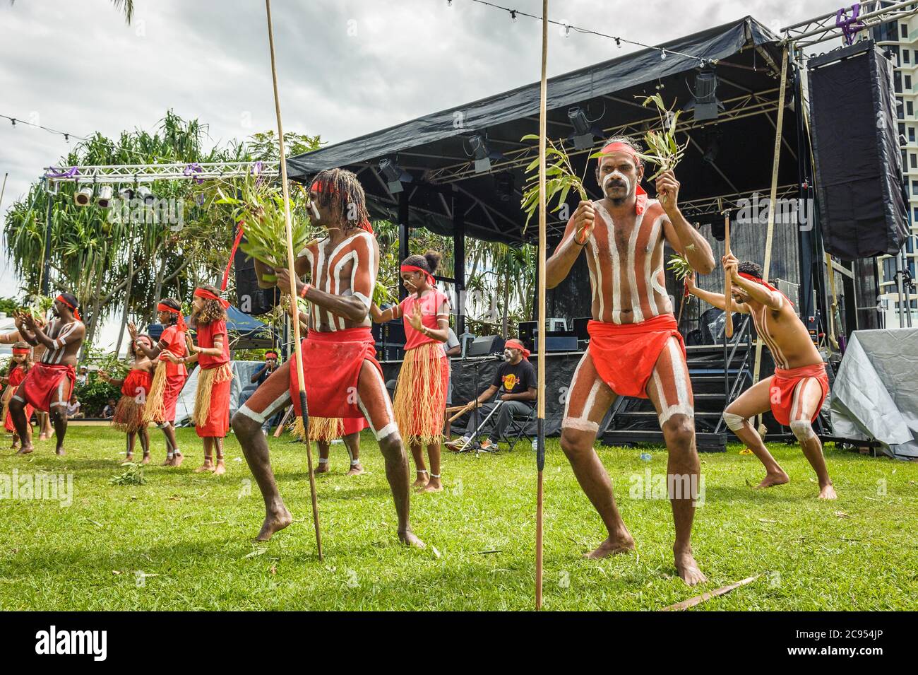 Ballerini tradizionali aborigeni di Yarrabah nel Queensland, Australia, si esibiscono per i turisti al festival di arte e cultura indigena a Cairns. Foto Stock