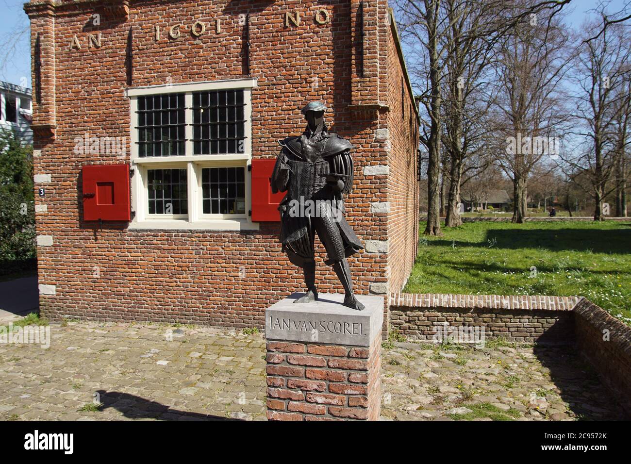 Di fronte ad un piccolo ed ex municipio di Schoorl una statua del pittore rinascimentale tardo medievale-olandese Jan van Scorel. (1495 Schoorl-1562 Utrecht) Foto Stock