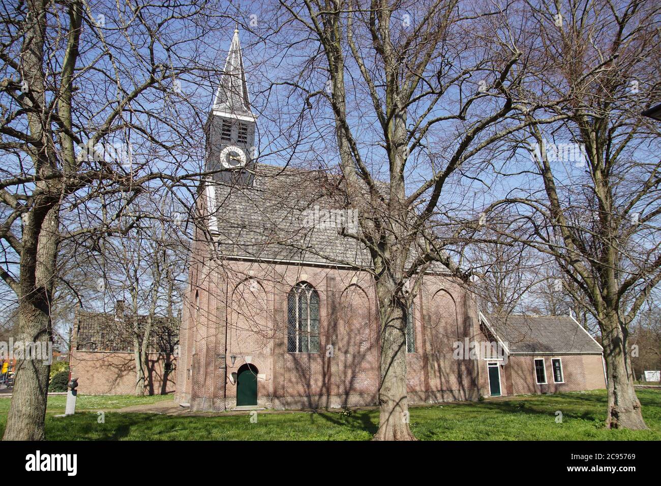 Bella, piccola Chiesa riformata del villaggio olandese di Schoorl (18 ° secolo). Paesi Bassi, aprile. Foto Stock