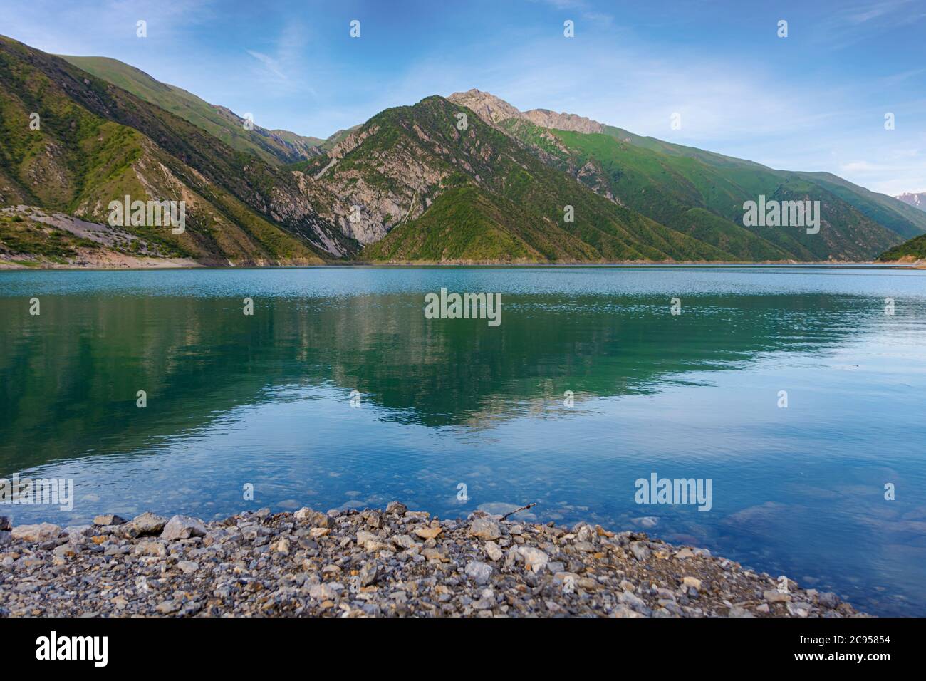 Bella montagna turchese colore lago Karasuu in Tian-Shan, Kirghizistan. Foto Stock