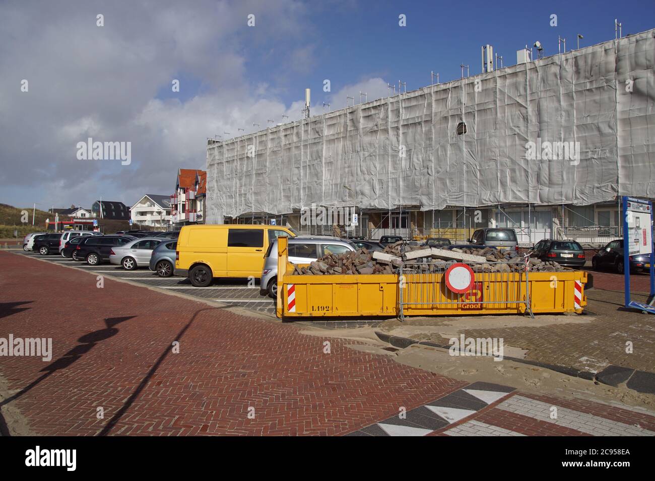 Ristrutturazione di appartamenti (Alexanderflat) nel villaggio olandese di Bergen aan Zee. Ponteggio con rete di sicurezza/protezione anticaduta grigia. Olanda, marzo Foto Stock