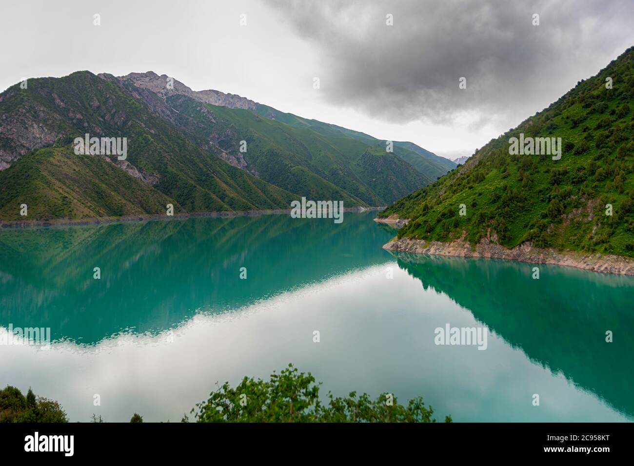 Bella montagna turchese colore lago Karasuu in Tian-Shan, Kirghizistan. Foto Stock