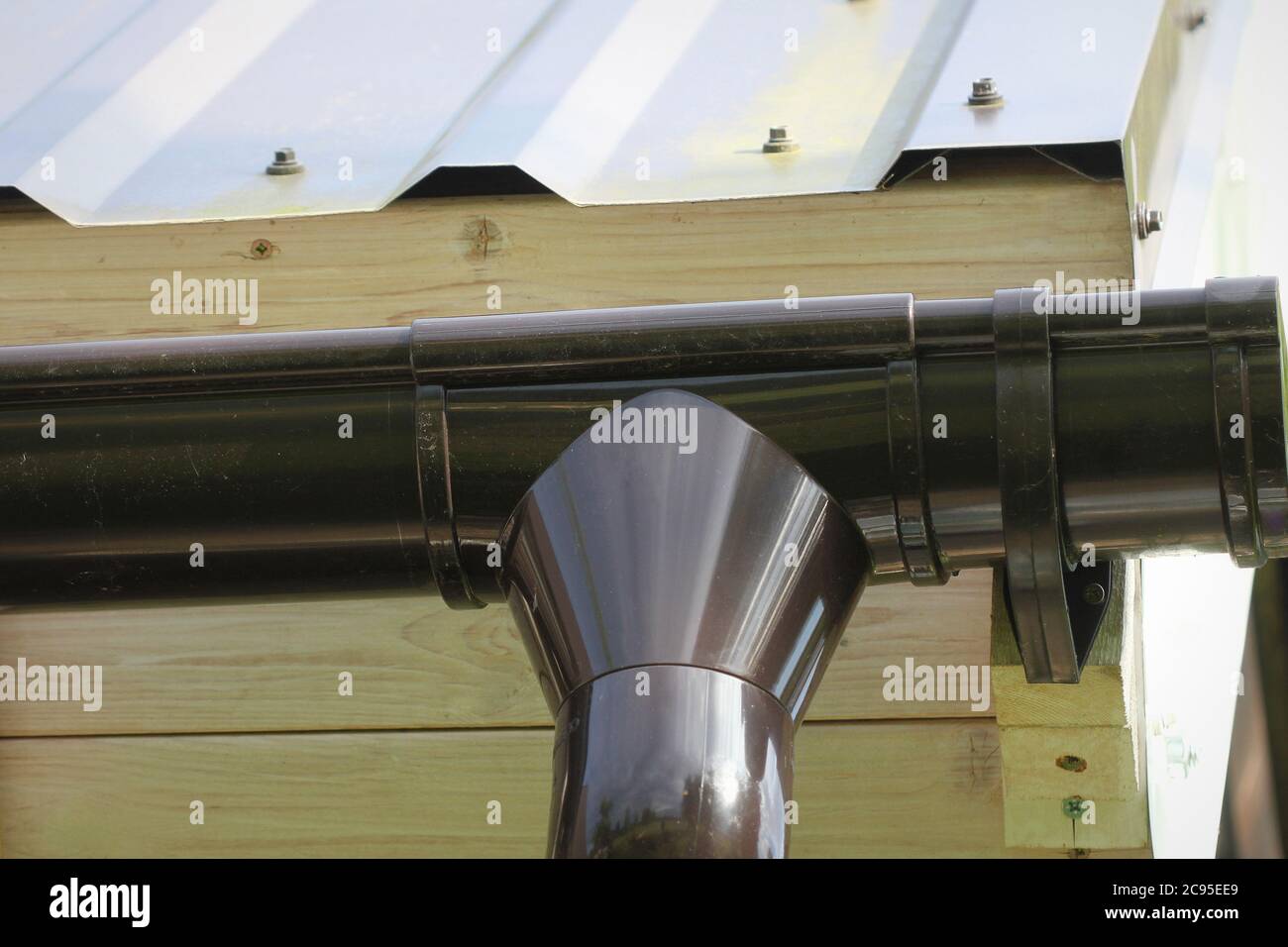 Pioggia Pipeline di gronda di installazione del sistema. Costruzione di copertura. Pioggia sistema di gronda del tetto e protezione dalla neve Foto Stock