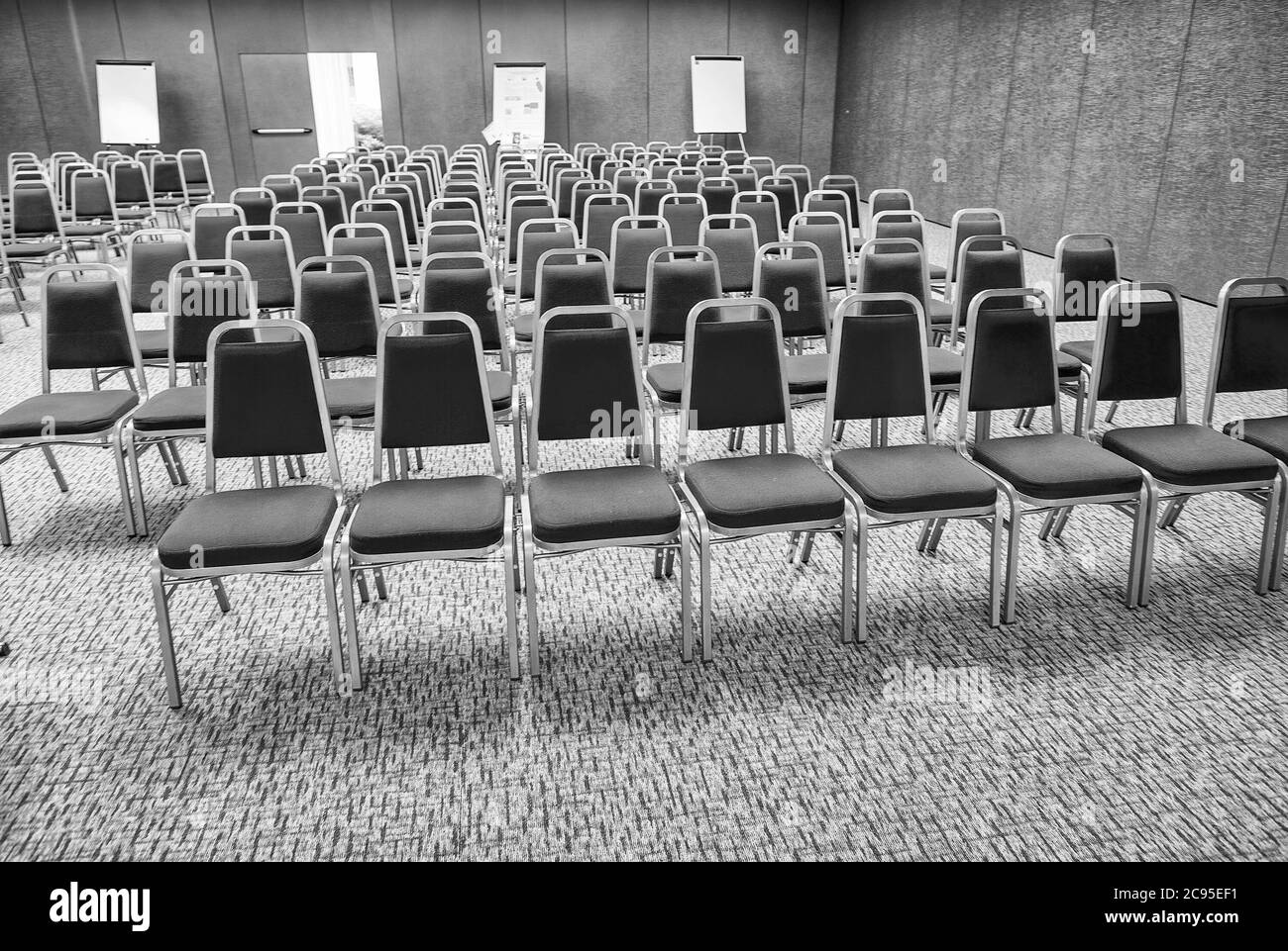 Moderna sala conferenze con sedie rosse. Foto Stock