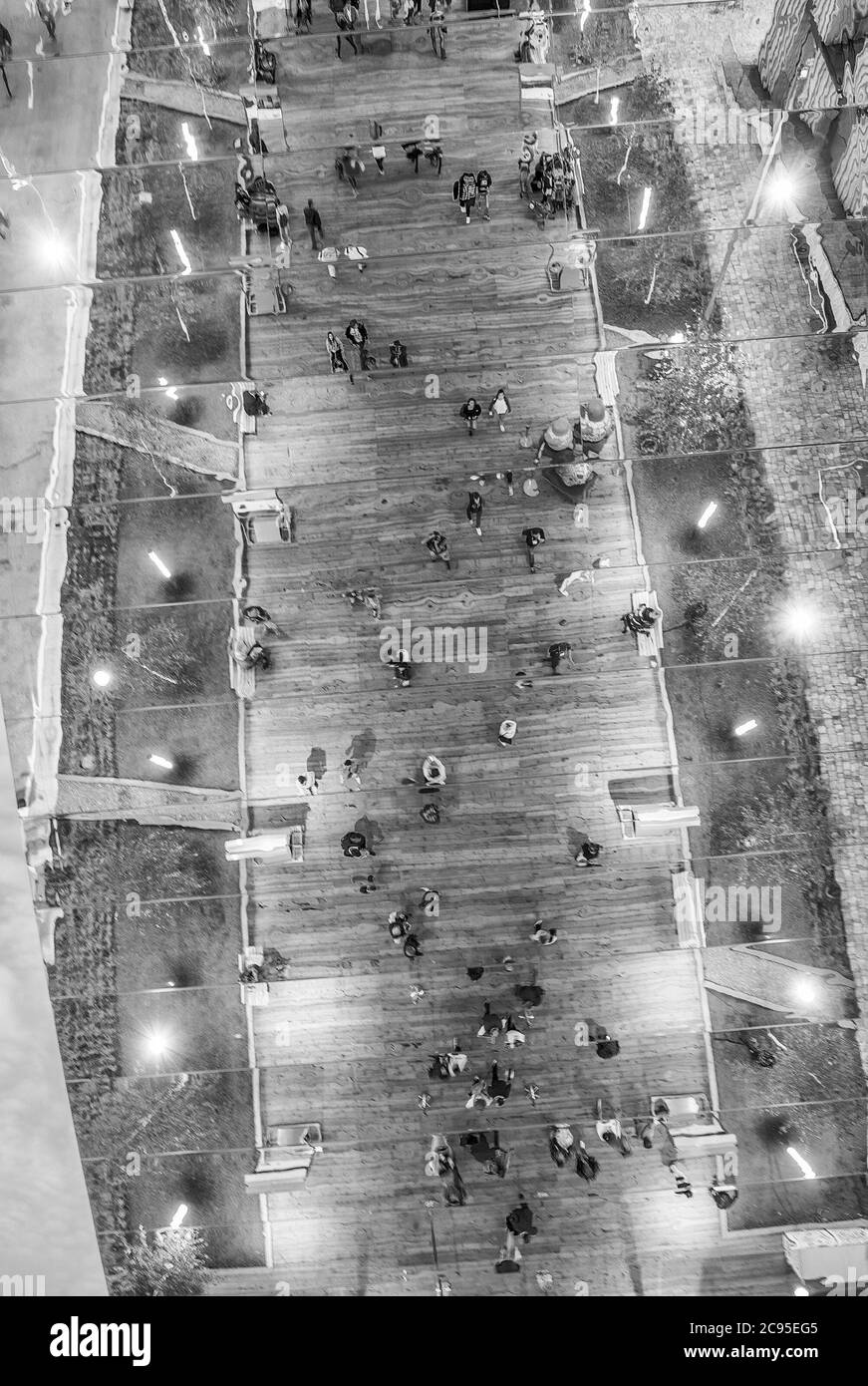 Vista aerea verso il basso di persone che si rilassano nel parco della città di notte. Foto Stock