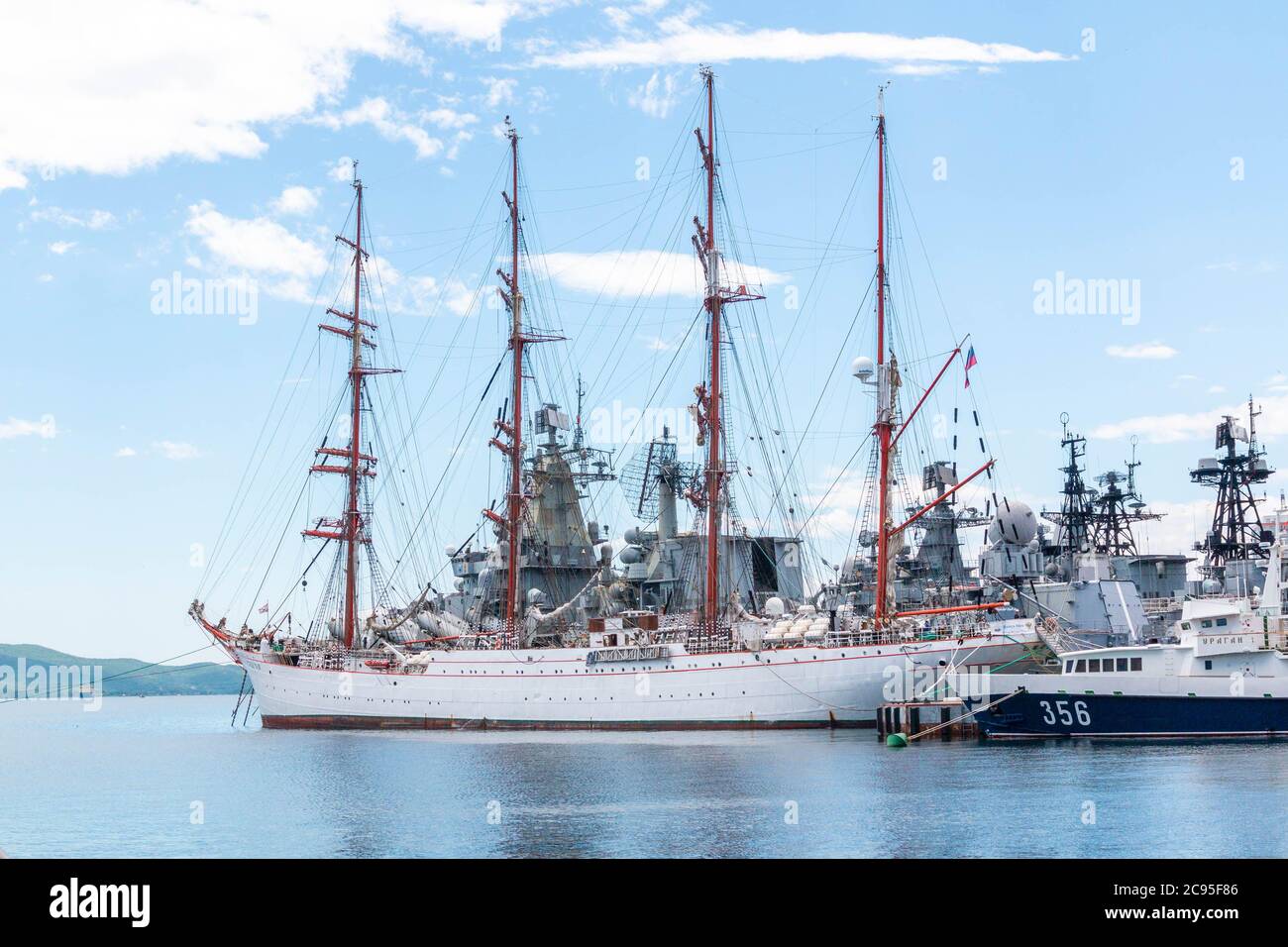 Sedov - barque in acciaio a quattro alberi nel porto di Vladivostok. STS Sedov ormeggiato nella baia Corno d'Oro Foto Stock