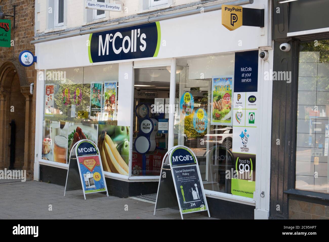 McColl's edicola e minimarket a Banbury, nell'Oxfordshire, nel Regno Unito Foto Stock