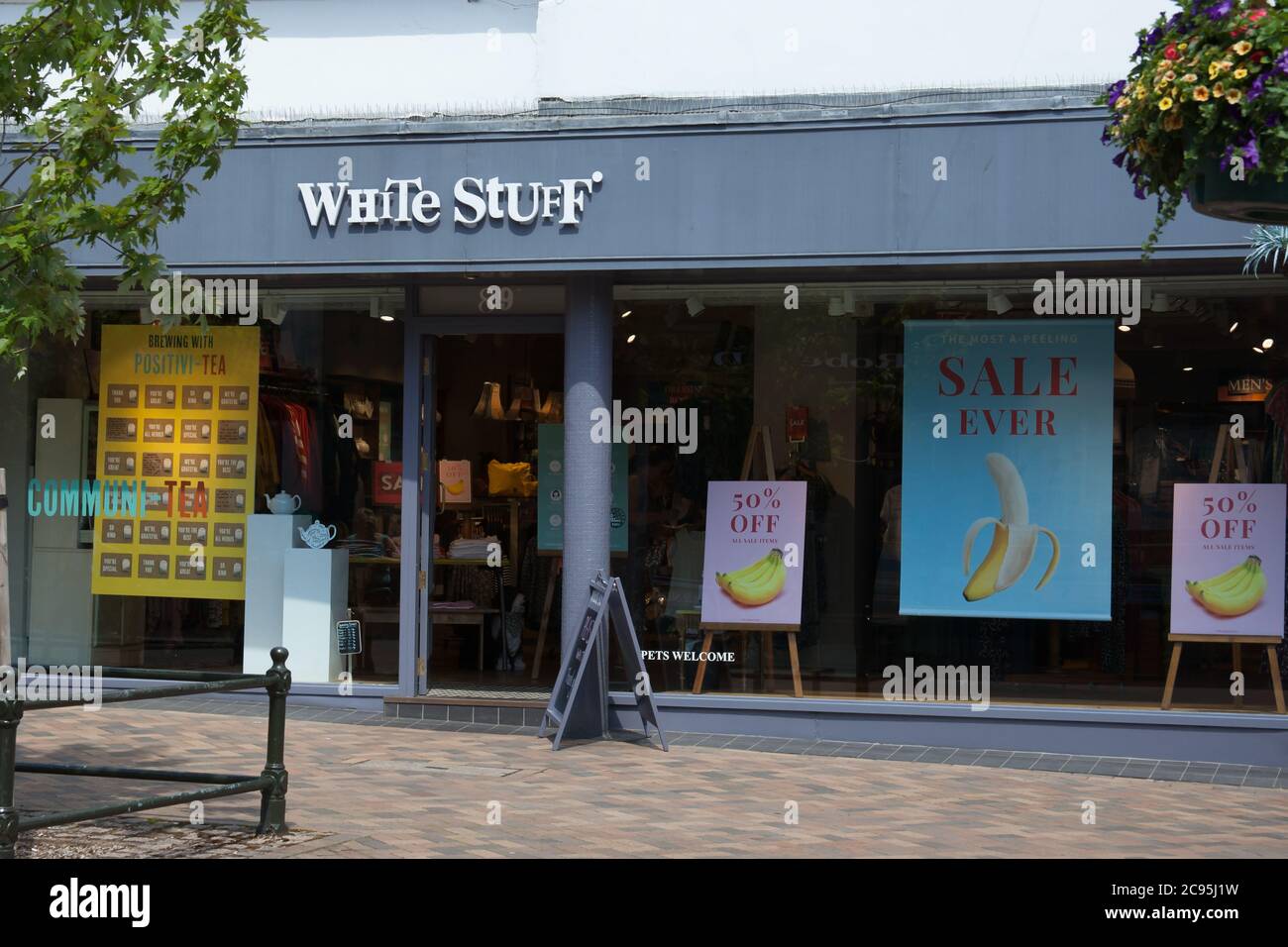 Il negozio di abbigliamento White stuff a Banbury, Oxfordshire, nel Regno Unito, è stato adottato il 26 giugno 2020 Foto Stock