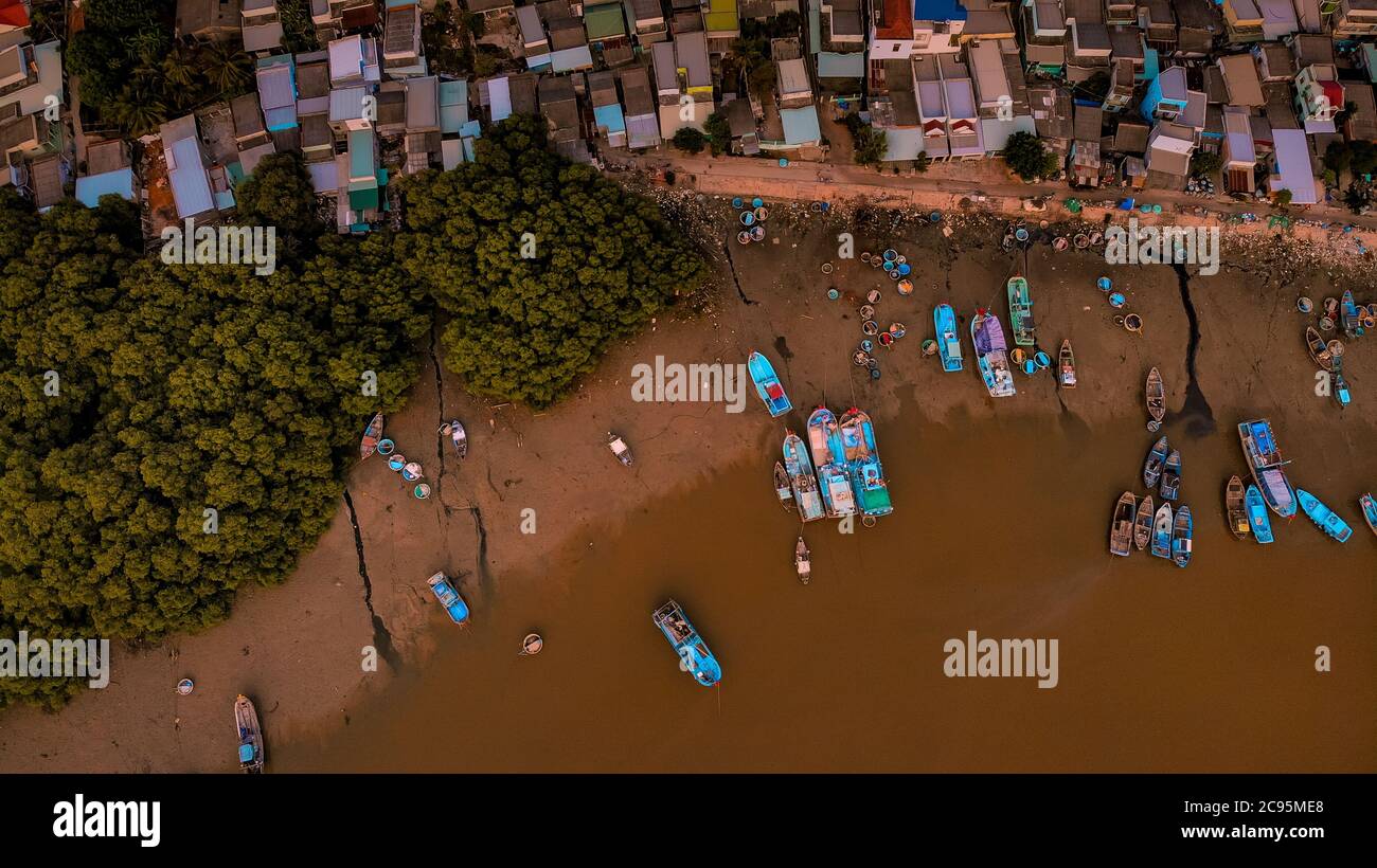 Phan Thiet villaggio di pescatori sul fiume. Vista aerea di barche colorate Foto Stock