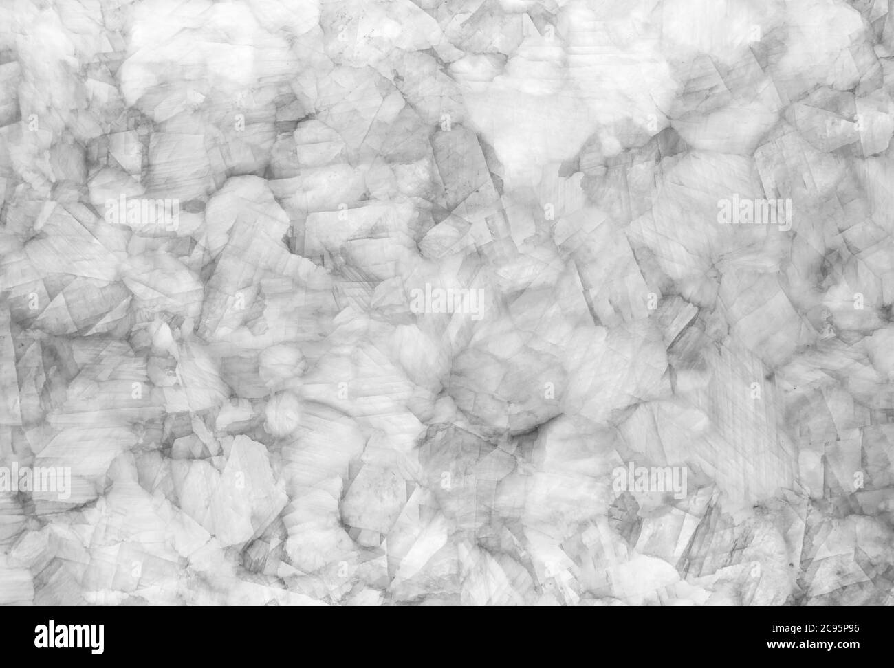 dettaglio di una fetta traslucida bianca di pietra naturale di marmo di agata di quarzo. motivi naturali e texture di minerali per sfondo. agata di pietra naturale Foto Stock