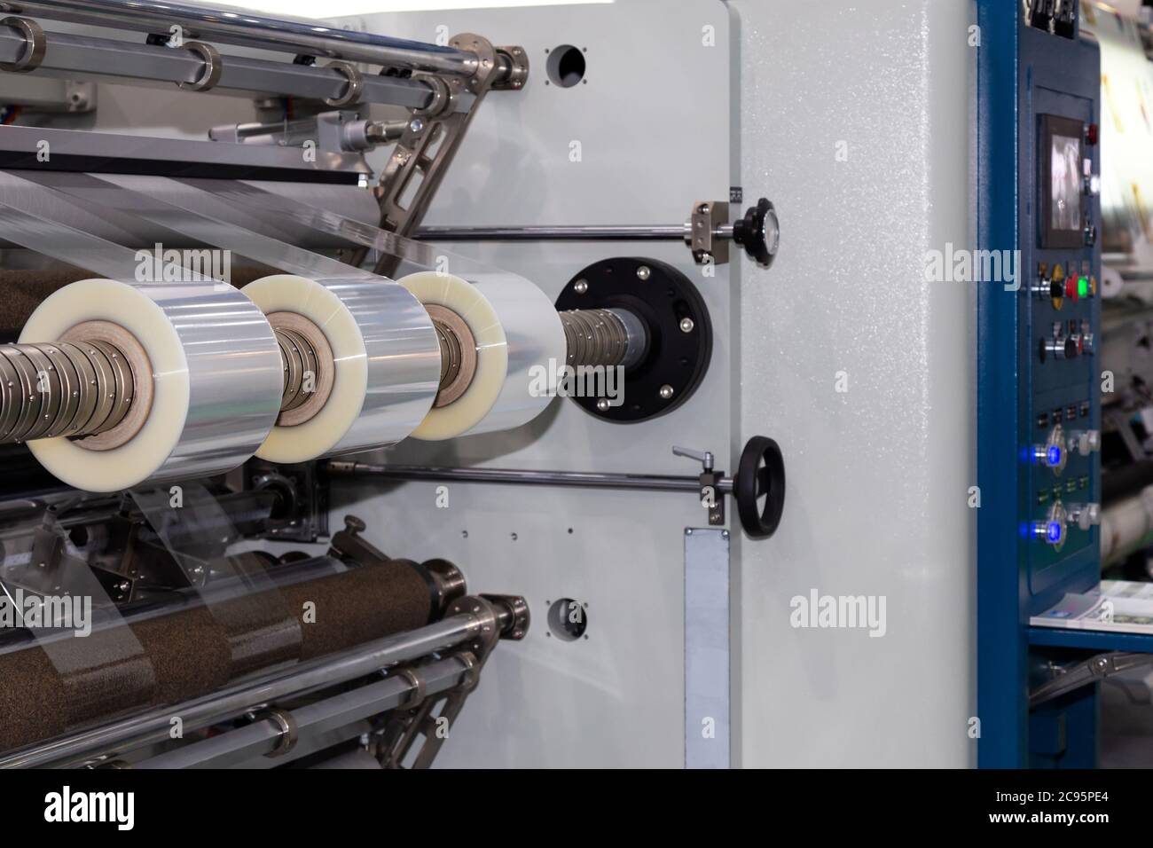 Rotolo di film plastico di confezionamento sulla macchina impacchettatrice automatica nel prodotto alimentare fabbrica. industriale e concetto tecnologico. Foto Stock