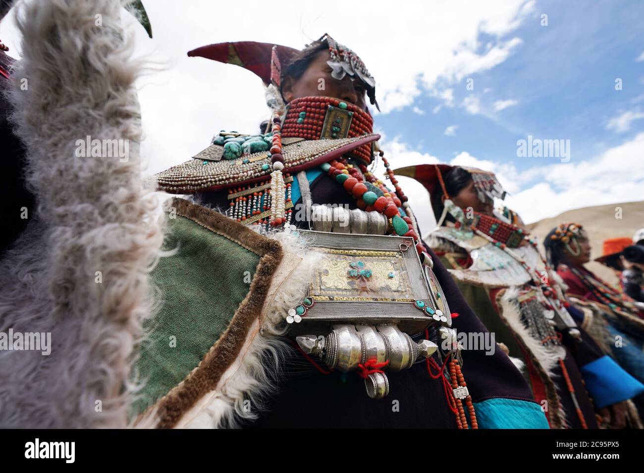 Abiti d oro immagini e fotografie stock ad alta risoluzione Pagina 9 Alamy