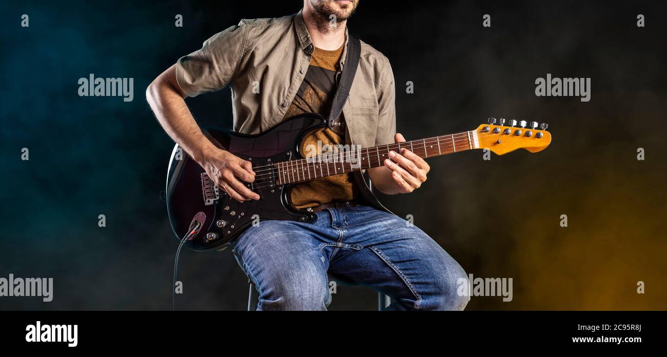 Suonatore di chitarra jazz con chitarra elettrica. Il chitarrista maschile suona blues e jazz. Foto Stock