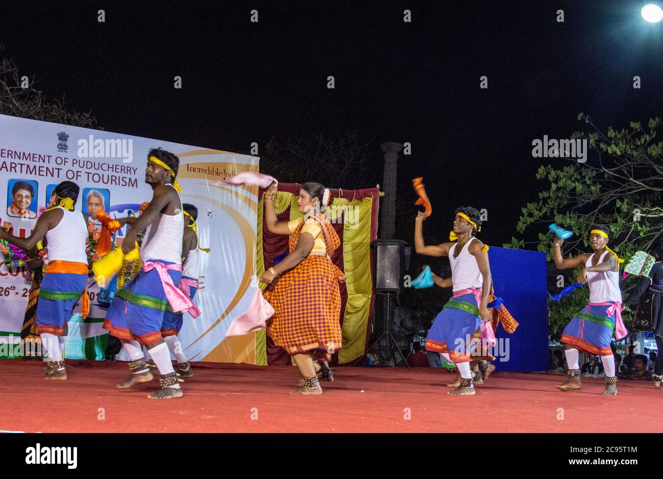 Ballo folcloristico etnico indiano durante un festival etnico a Gerusalemme, Israele Foto Stock