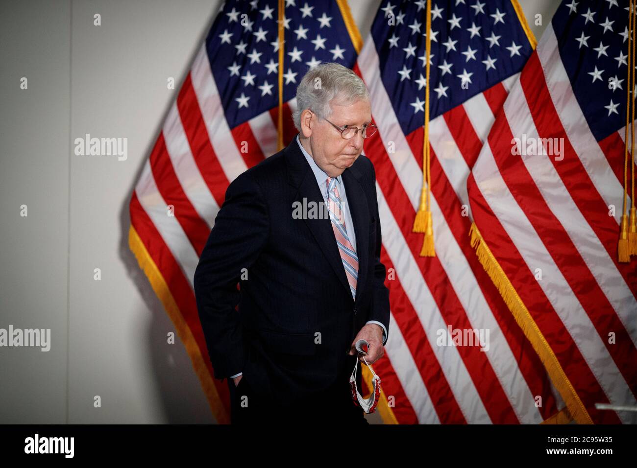 (200729) -- WASHINGTON, D.C., 29 luglio 2020 (Xinhua) -- il leader della maggioranza del Senato degli Stati Uniti Mitch McConnell partecipa a una conferenza stampa su Capitol Hill a Washington, DC, Stati Uniti, 28 luglio 2020. La nuova proposta di aiuti COVID-19 rilasciata dai repubblicani del Senato degli Stati Uniti ha attirato reazioni da legislatori ed economisti, dal momento che le due parti sono ancora ben lungi dal raggiungere un accordo pochi giorni prima della scadenza dei sussidi extra per la disoccupazione. (Foto di Ting Shen/Xinhua) Credit: Ting Shen/Xinhua/Alamy Live News Foto Stock