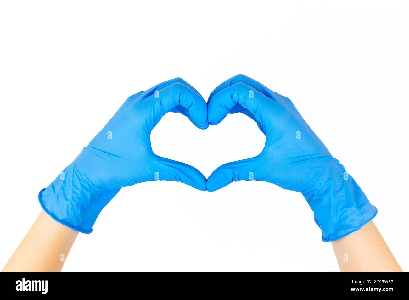 Foto in stock delle mani di una donna con guanti blu che formano un cuore con le dita isolate su bianco Foto Stock