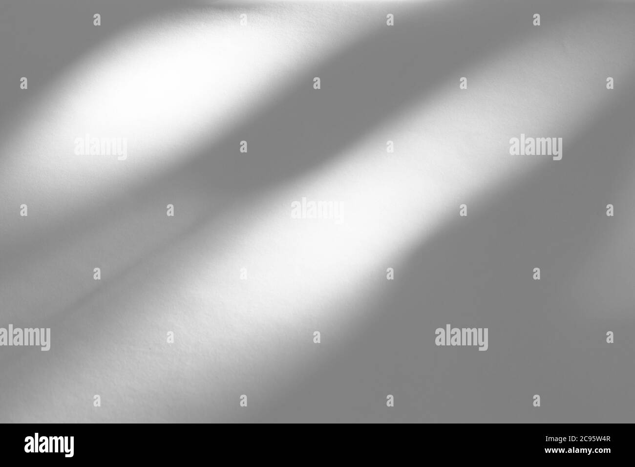 Ombra di goccia organica su una parete bianca Foto Stock